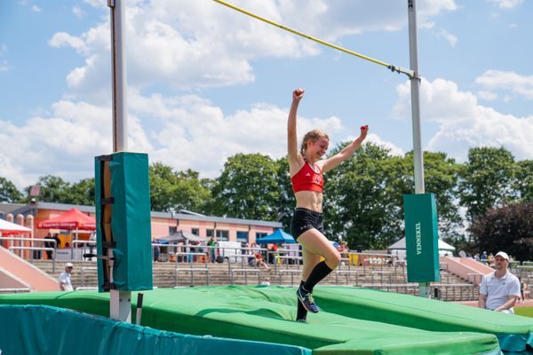 Tanja Unverzagt (MTV 49 Holzminden) im Stabhochsprung am 03.07.2022 waehrend den NLV+BLV Leichtathletik-Landesmeisterschaften im Jahnstadion in Goettingen (Tag 1)